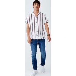 Koszula w pionowe paski z klapami. Białe koszulki męskie Pull&Bear, m, w paski, polo, z krótkim rękawem, krótkie. Za 79,90 zł.