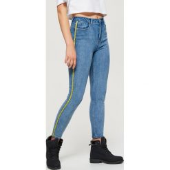 Jeansy HIGH WAIST - Niebieski. Niebieskie spodnie z wysokim stanem Cropp, z jeansu. Za 119,99 zł.