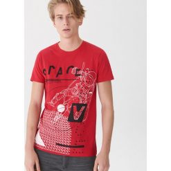 T-shirt z astronautą - Czerwony. Czerwone t-shirty męskie House, s, bez wzorów, bez kołnierzyka. W wyprzedaży za 19,99 zł.