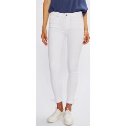 Tommy Hilfiger - Jeansy Como. Białe rurki damskie marki TOMMY HILFIGER, z elastanu. W wyprzedaży za 269,90 zł.
