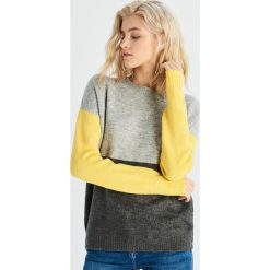 Sweter w bloki kolorów - Wielobarwn. Szare swetry klasyczne damskie marki Sinsay, s. Za 59,99 zł.