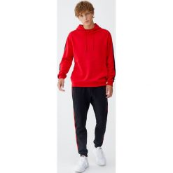Bluza z kapturem i lampasami. Czerwone bluzy męskie marki Pull&Bear, m, bez wzorów, z kapturem, bez rękawów, z kapturem. Za 79,90 zł.