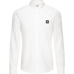 Koszula TOMMY HILFIGER LEWIS HAMILTON Oxford MW0MW11422. Białe koszule męskie TOMMY HILFIGER, xxl, bez wzorów, z bawełny, casualowe, bez kołnierzyka, bez rękawów. W wyprzedaży za 229,00 zł.