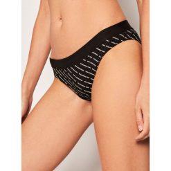Figi klasyczne Dsquared2 Underwear D8L612990. Czarne figi damskie Dsquared2 Underwear, l, bez wzorów, z elastanu. W wyprzedaży za 259,00 zł.