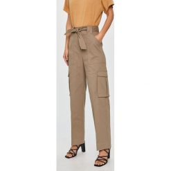 Pepe Jeans - Spodnie Ashley. Zielone spodnie damskie Pepe Jeans, z haftami, z elastanu, z podwyższonym stanem. Za 359,90 zł.