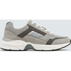 Szare modne buty sportowe w miejskim stylu. Buty sportowe damskie Pull&Bear. Za 139,00 zł.