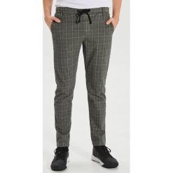 Spodnie slim jogger w kratkę - Jasny szary. Szare spodnie męskie Cropp, m, w kratkę. Za 119,99 zł.