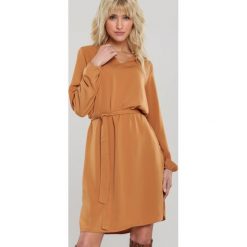 Camelowa Sukienka Hocking. Brązowe sukienki damskie Renee, na imprezę, s, w paski, eleganckie, z klasycznym kołnierzykiem, bez rękawów, długie, midi. Za 99,99 zł.