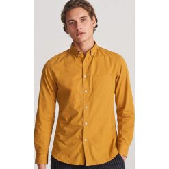 Gladka koszula regular fit - Żółty. Żółte koszule męskie Reserved, xl, bez wzorów, bez kołnierzyka, bez rękawów. Za 89,99 zł.
