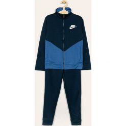 Nike Kids - Dres dziecięcy 122-170 cm. Czarne spodnie chłopięce Nike Kids, bez wzorów, z poliesteru. W wyprzedaży za 159,90 zł.