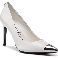 Szpilki CALVIN KLEIN - Ramaris E8930 White. Białe półbuty damskie Calvin Klein, z aplikacjami, ze skóry, eleganckie, bez obcasa, na obcasie, bez zapięcia. Za 699,00 zł.