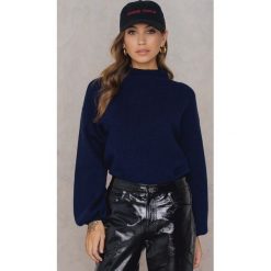 Swetry klasyczne damskie: Qontrast X NA-KD Sweter z dzianiny w prążki – Blue,Navy