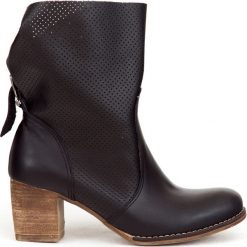 Dziurkowane botki na słupku - skóra naturalna - model 496 - kolor czarny. Czarne botki damskie Zapato, ze skóry, bez obcasa, na słupku, bez zapięcia. Za 399,00 zł.