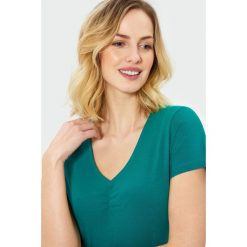Uniwersalny top z dekoltem w serek. Szare bluzki damskie Greenpoint, uniwersalny, bez wzorów, z elastanu, z dekoltem w serek. Za 19,99 zł.