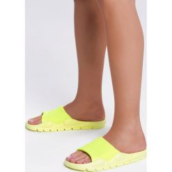 Żółte Klapki Nesh. Żółte klapki damskie Renee, bez wzorów, bez obcasa, na płaskiej podeszwie. Za 49,99 zł.