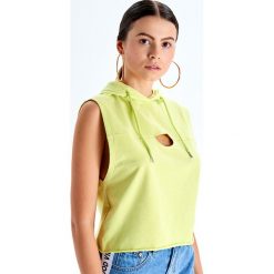 Sportowa bluzka z kapturem oversize - Zielony. Zielone topy sportowe damskie Cropp, s, bez wzorów, z kapturem, bez rękawów, z kapturem. Za 34,99 zł.