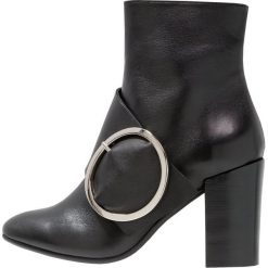 Lazamani Botki na obcasie black. Czarne botki damskie na obcasie marki Lazamani, z materiału. Za 669,00 zł.