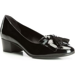 Buty damskie. Niebieskie czółenka damskie Wittchen, z aplikacjami, ze skóry, bez obcasa. W wyprzedaży za 359,90 zł.