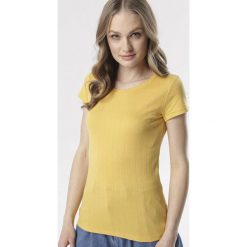 Żółty T-shirt Chenelin. Żółte bluzki damskie Born2be, s, bez wzorów, bez kołnierzyka. W wyprzedaży za 24,99 zł.
