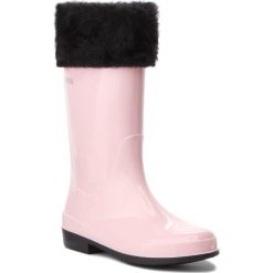 Kalosze GUESS - FJPAL4 RUB11 PNK. Różowe kalosze damskie marki Guess, z aplikacjami, z tworzywa sztucznego. W wyprzedaży za 169,00 zł.