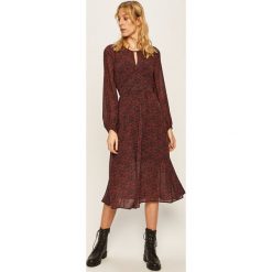 Tommy Hilfiger - Sukienka. Niebieskie sukienki damskie TOMMY HILFIGER, na co dzień, l, w kwiaty, z poliesteru, casualowe, z okrągłym kołnierzem, z długim rękawem, długie, midi, rozkloszowane. W wyprzedaży za 449,90 zł.