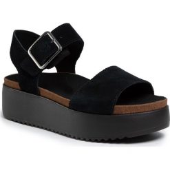 Sandały CLARKS - Botanic Strap 261476994 Black Suede. Czarne klapki damskie Clarks, bez wzorów, ze skóry, bez obcasa. Za 429,00 zł.
