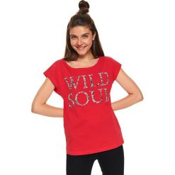 T-SHIRT Z KRÓTKIM RĘKAWEM I NAPISEM. Czerwone t-shirty damskie Top Secret, z nadrukiem, z bawełny, z okrągłym kołnierzem. W wyprzedaży za 29,99 zł.