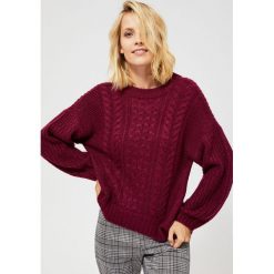 Sweter o wyraźnym splocie. Czerwone swetry damskie Moodo, m, długie. Za 49,99 zł.