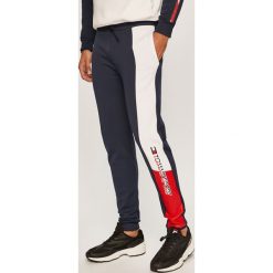 Tommy Sport - Spodnie. Niebieskie spodnie męskie Tommy Sport, na co dzień, s, z nadrukiem, z elastanu, sportowe. W wyprzedaży za 299,90 zł.