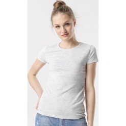Jasnoszary T-shirt Echolaira. Szare t-shirty damskie Born2be, s, bez wzorów, sportowe, z okrągłym kołnierzem, z krótkim rękawem. Za 34,99 zł.