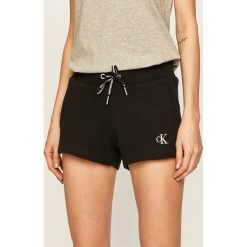 Calvin Klein Jeans - Szorty. Różowe szorty damskie Calvin Klein Jeans, s, bez wzorów, z bawełny, casualowe. W wyprzedaży za 219,90 zł.