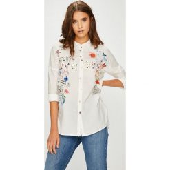 Desigual - Koszula. Białe bluzki damskie marki Desigual, s, bez wzorów, z bawełny, klasyczne, z klasycznym kołnierzykiem, z długim rękawem. W wyprzedaży za 219,90 zł.