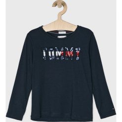 Tommy Hilfiger - Bluzka dziecięca 110-176 cm. Niebieskie bluzki dziewczęce TOMMY HILFIGER, z nadrukiem, z bawełny, z okrągłym kołnierzem, z długim rękawem, długie, bez kaptura. W wyprzedaży za 79,90 zł.