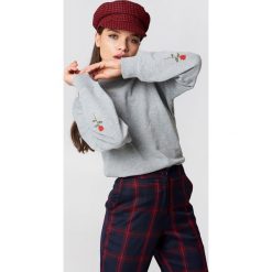 Bluzy damskie: NA-KD Bluza z haftowanymi różami na rękawach – Grey
