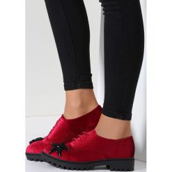 Czerwone Półbuty Ambrosial Girl. Czerwone półbuty damskie marki vices, bez wzorów, ze skóry, bez obcasa, na obcasie, na sznurówki. Za 59,99 zł.