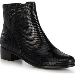 Buty damskie. Czarne botki damskie Wittchen, ze skóry, z okrągłym noskiem, za kostkę, bez obcasa, na słupku, na zamek. W wyprzedaży za 299,90 zł.