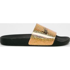 TheWhiteBrand - Klapki. Żółte klapki damskie TheWhiteBrand, bez wzorów, ze skóry, bez obcasa, na obcasie. W wyprzedaży za 129,90 zł.