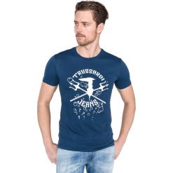 Trussardi Jeans Koszulka Niebieski. Niebieskie podkoszulki męskie Trussardi Jeans, xl, z nadrukiem, z bawełny, z krótkim rękawem. Za 197,95 zł.