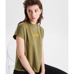 Koszulka z motywem - Khaki. Brązowe koszulki damskie Cropp, s, bez wzorów, bez kołnierzyka, bez rękawów. Za 29,99 zł.