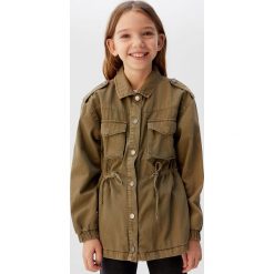 Mango Kids - Kurtka dziecięca Safari 110-164 cm. Żółte kurtki dziewczęce Mango Kids, bez wzorów, z bawełny, krótkie, bez kaptura. Za 139,90 zł.