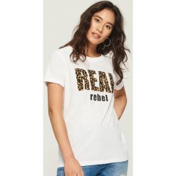 T-shirt z nadrukiem w panterkę - Biały. Białe t-shirty damskie Sinsay, l, z motywem zwierzęcym. Za 24,99 zł.