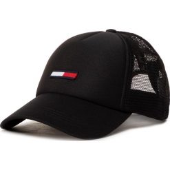 Czapka z daszkiem TOMMY JEANS - Tjm Trucker AM0AM05952 BDS. Czarne czapki męskie Tommy Jeans, bez wzorów, z poliesteru. Za 179,00 zł.