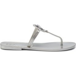 Japonki TORY BURCH - Mini Miller Flat Thong 51148678 Silver 040. Szare klapki damskie Tory Burch, z aplikacjami, z tworzywa sztucznego, bez obcasa, na obcasie. W wyprzedaży za 289,00 zł.