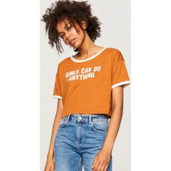 Krótki t-shirt z nadrukiem - Brązowy. Brązowe t-shirty damskie Reserved, l, z nadrukiem. W wyprzedaży za 19,99 zł.