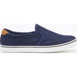 Tenisówki typu slip-on - Granatowy. Niebieskie trampki męskie Reserved, bez wzorów, bez zapięcia. Za 99,99 zł.
