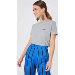NA-KD T-shirt Babe Chest - Grey. Szare t-shirty damskie marki NA-KD, z nadrukiem, z bawełny. Za 72,95 zł.