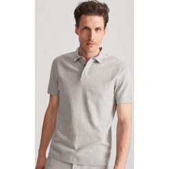Koszulka polo regular fit - Jasny szary. Szare koszulki męskie Reserved, s. W wyprzedaży za 39,99 zł.