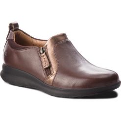 Półbuty CLARKS - Un Adorn Zip 261370214 Dark Brown Combi. Pomarańczowe półbuty damskie Clarks, bez wzorów, ze skóry, bez obcasa, na płaskiej podeszwie, bez zapięcia. W wyprzedaży za 299,00 zł.