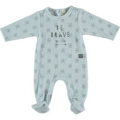 Śpioszki "Be Brave" w kolorze niebieskim. Niebieskie śpiochy niemowlęce Cotton Fish, z nadrukiem, z weluru. W wyprzedaży za 49,95 zł.