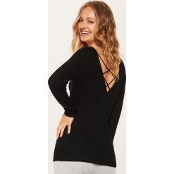 Swetry damskie: Sweter z dekoltem na plecach – Czarny